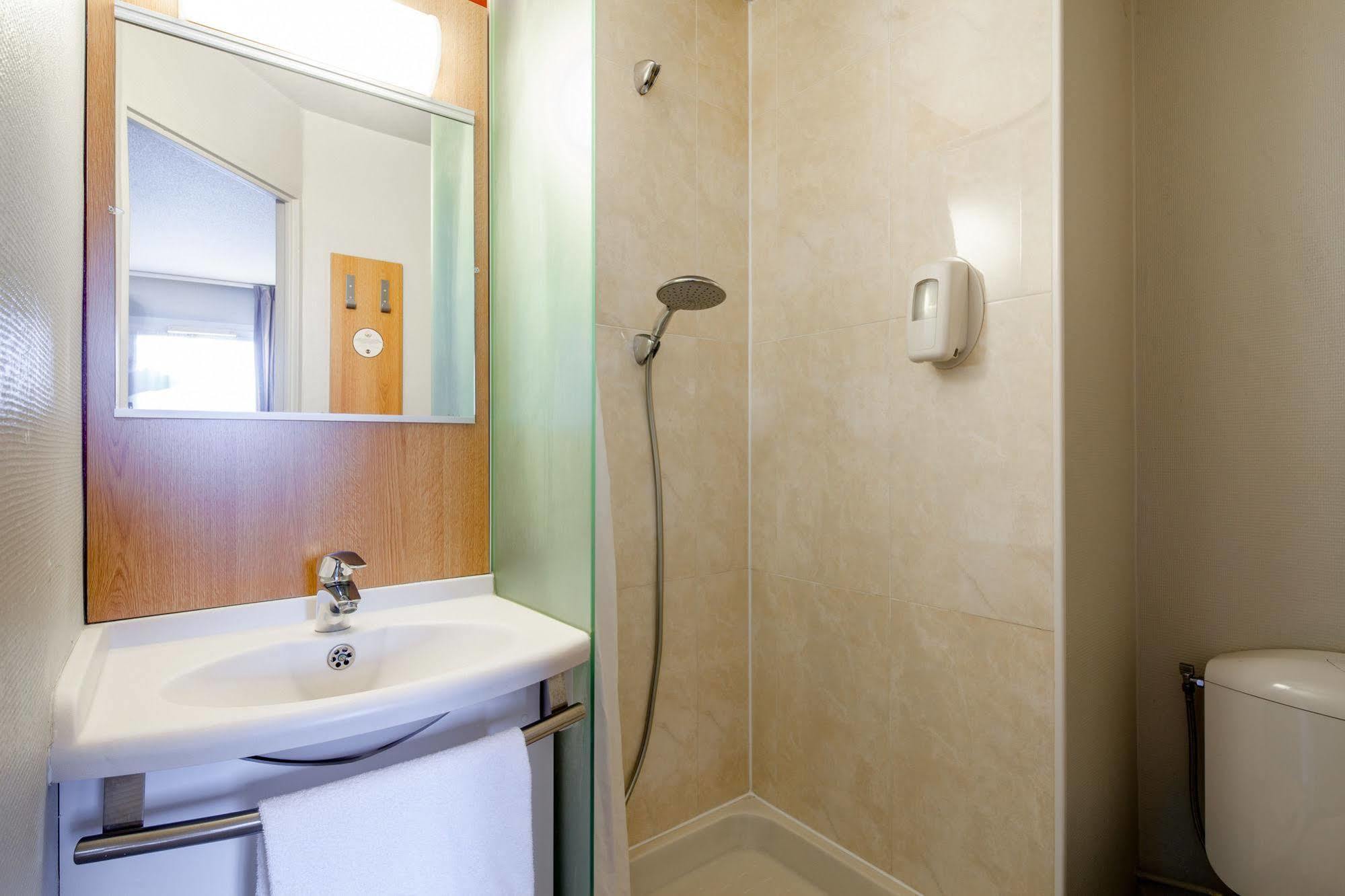 B&B Hotel Montlhery Linas Екстер'єр фото